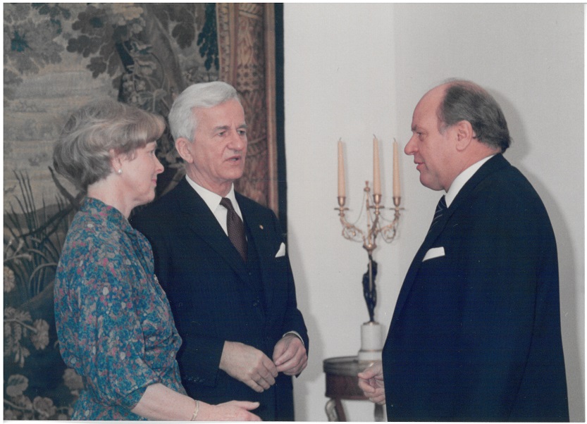 9. Januar 1985: Marianne Margarete Freifrau von Weizsäcker, Bundespräsident Richard Karl Freiherr von Weizsäcker und BVR-Präsident Bernhard Schramm (rechts) beim Neujahrsempfang des Bundespräsidenten in der Villa Hammerschmidt.