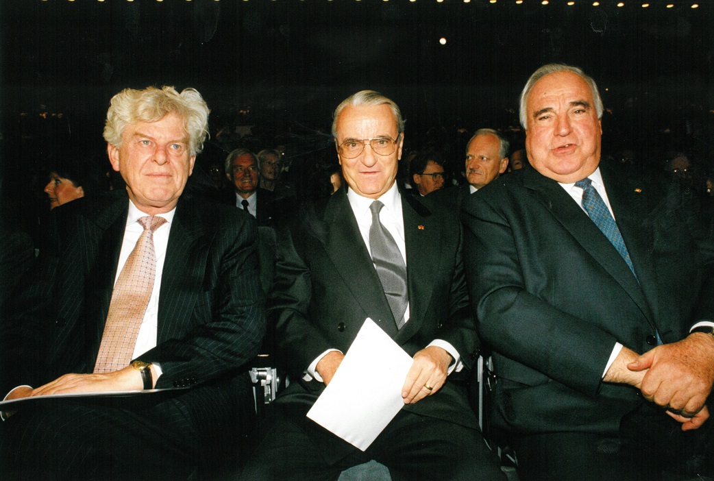 15. bis 17. September 1998: Großer BVR-Verbandstag in Dresden. Im Bild (von links): Dr. Wim Duisenberg (Präsident der Europäischen Zentralbank), Wolfgang Grüger (BVR Präsident) und Helmut Kohl (ehemaliger Bundeskanzler der BRD).