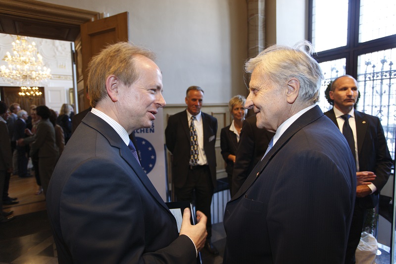 Verleihung des Karlspreises im Juni 2011: BVR-Vorstand Gerhard Hofmann (links) im Gespräch mit Jean-Claude Trichet, von November 2003 bis Oktober 2011 Präsident der Europäischen Zentralbank.